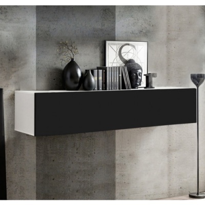 Móvel suspenso branco com frente preta em parede de cimento, decorado com vasos e livro