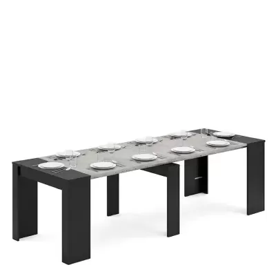 Mesa de jantar extensível cinza e preta com serviço de jantar.