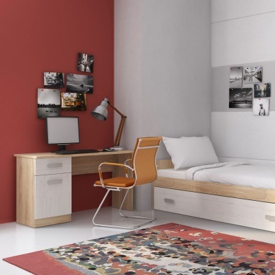 Quarto moderno com secretária, cadeira amarela e cama em madeira clara e branca