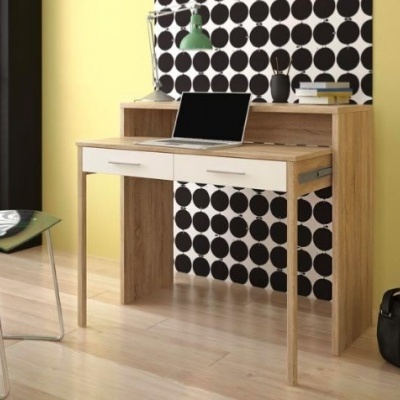 Secretária em madeira clara com duas gavetas brancas, cadeira verde, laptop e mala preta no chão