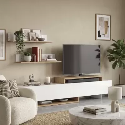 Sala de estar moderna com móvel TV branco e madeira, poltrona branca, mesa de centro redonda marmoreada e prateleiras com decoração.