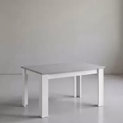 Mesa retangular cinza com pernas brancas em ambiente cinzento
