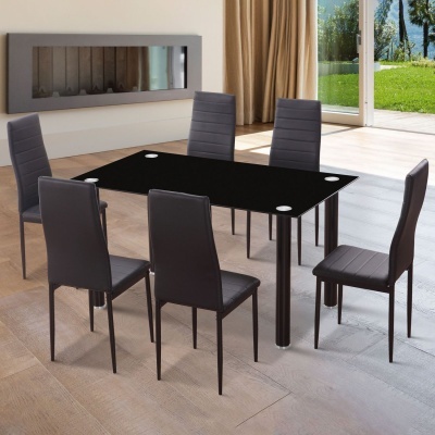 Conjunto de mesa de jantar preta com seis cadeiras cinza escuro em sala moderna
