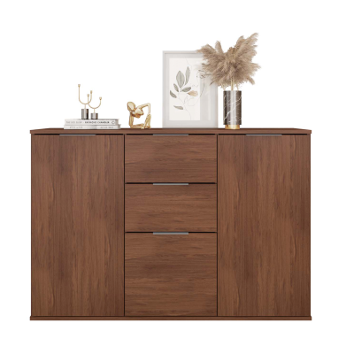 Móvel de madeira castanha com que tem gavetas e portas, decorado com livros, suporte para velas, figura de cão, vaso e quadro