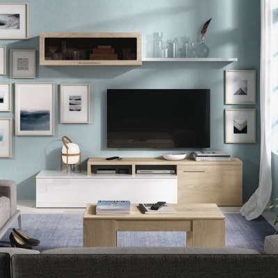 Sala com móvel TV em madeira clara e branco, televisão, molduras na parede, mesa de centro e sofá cinza
