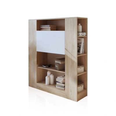 Estante em madeira clara com prateleiras e frente branca contendo livros e objetos decorativos