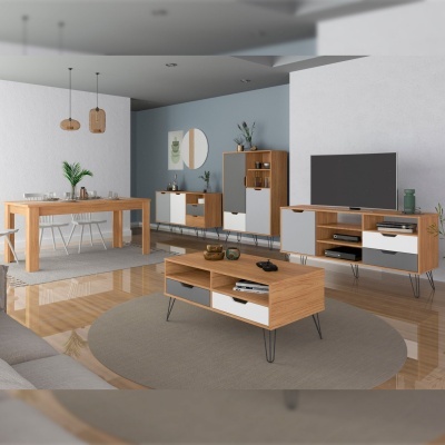 Móveis de sala de estar e jantar em madeira clara com detalhes em branco e pés metálicos pretos