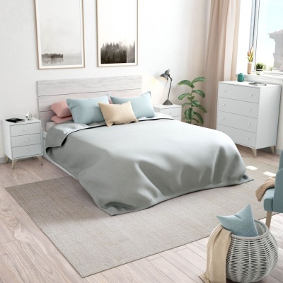 Quarto moderno com cama, roupa de cama em tons pastel, mesas de cabeceira e cómoda branca