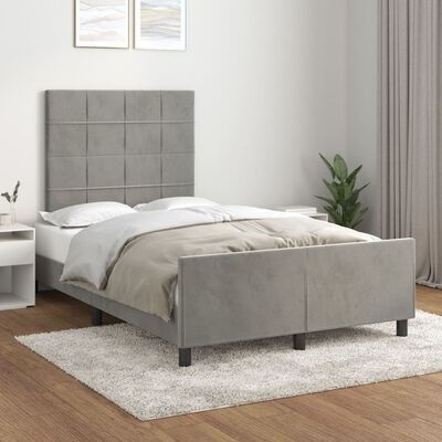 Cama estofada cinzenta com cabeceira quadriculada numa sala com tapete branco, cortinas cinzentas e planta verde