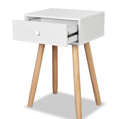 Mesa de cabeceira branca com gaveta aberta e pés de madeira clara