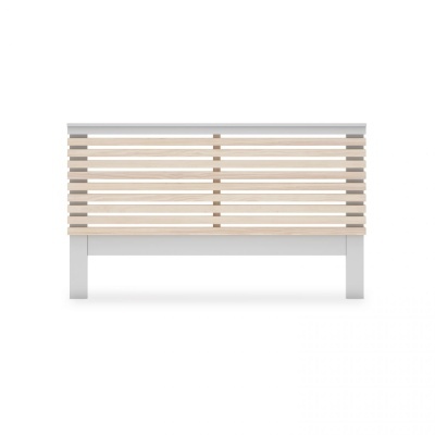 Banco de madeira com estrutura branca e ripas de madeira natural