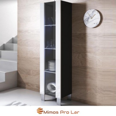 Móvel alto de cozinha preto com portas de vidro e relógio marmoreado na parede