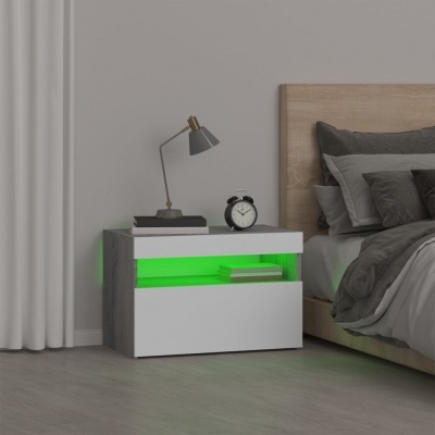 Mesa de cabeceira branca e cinza com iluminação verde ao lado de cama com cabeceira de madeira