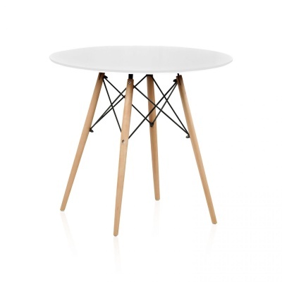 Mesa redonda branca com pés em madeira clara e estrutura metálica preta