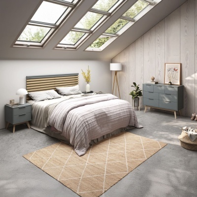 Quarto moderno com cama de casal, mesas de cabeceira, cómoda, candeeiro de pé e janela de teto ampla