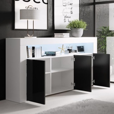 Móvel branco com portas pretas abertas e decoração numa sala moderna