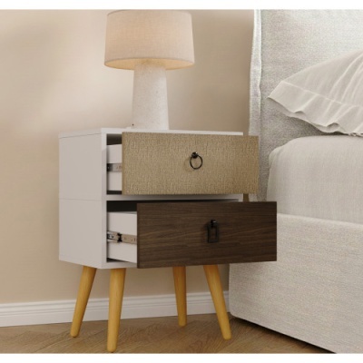 Mesa de cabeceira branca com duas gavetas de cores diferentes e uma lâmpada em cima