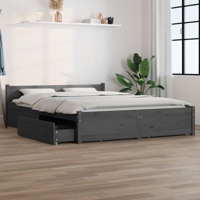 Cama cinza escura de madeira com gaveta aberta, colchão branco e almofadas, ambiente minimalista com prateleira e planta