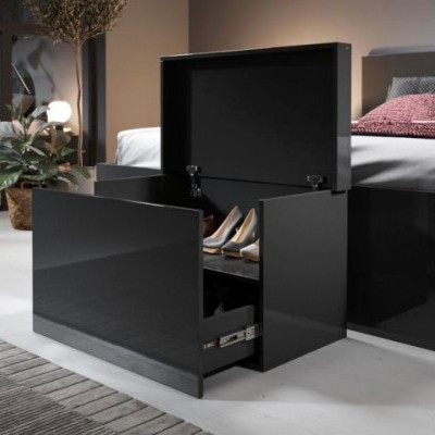 Móvel preto de armazenamento para sapatos aberto, em quarto moderno