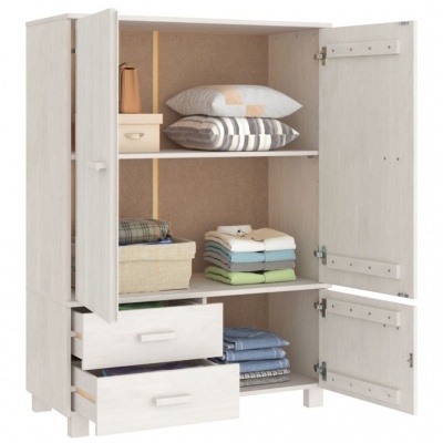 Guarda-roupa branco de madeira com portas e gavetas abertas mostrando roupa e almofadas dobradas dentro