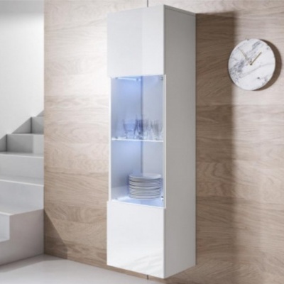 Móvel suspenso branco com prateleira de vidro iluminada e pratos, montado numa parede de madeira clara com relógio redondo