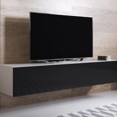 Televisor preto sobre móvel branco com frente preta brilhante e parede de madeira clara