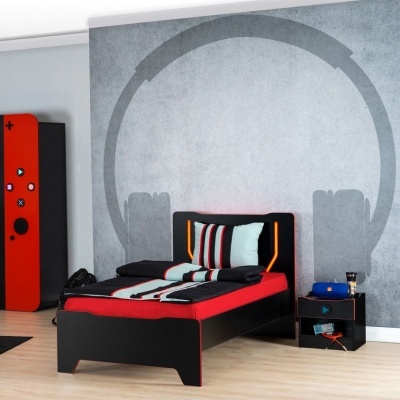 Quarto com cama preta e vermelha, roupa de cama listrada, parede com imagem de auscultadores cinza e armário vermelho