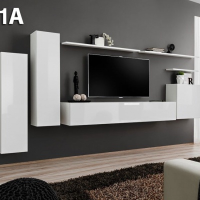 Móvel de sala branco lacado com TV contra parede cinzenta, prateleira e objetos decorativos