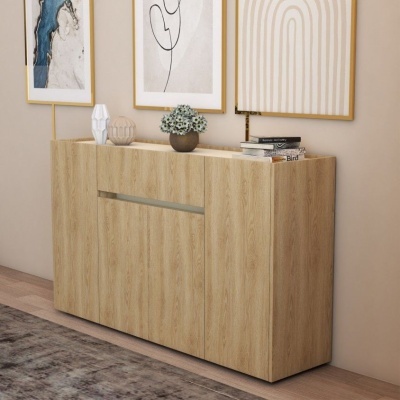 Aparador de madeira clara com vasos decorativos e livros, parede bege com quadros abstratos