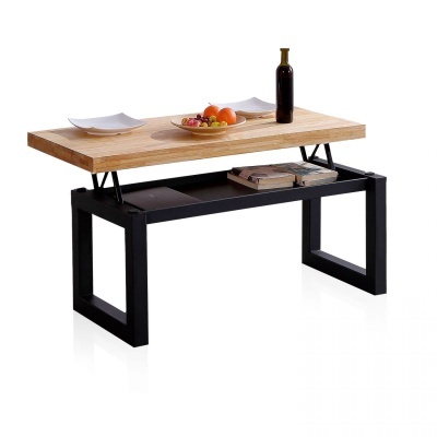 Mesa de centro elevatória em madeira e metal com frutas e louças no tampo