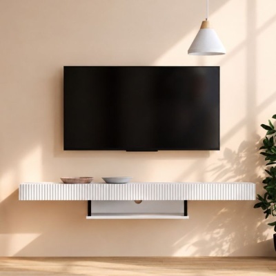 Televisor preto na parede com móvel branco suspenso e candeeiro pendente