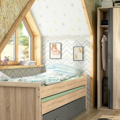 Quarto infantil com cama de madeira, papel de parede com estrelas e chevron, duas molduras com desenhos e armário
