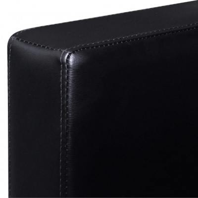 Encosto de cadeira em couro preto com costuras visíveis