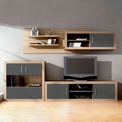 Conjunto de móveis para sala de estar em madeira clara e cinza fosco com televisão, livros e decoração