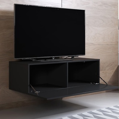 Televisor preto sobre móvel suspenso cinzento escuro com porta aberta e parede de madeira clara