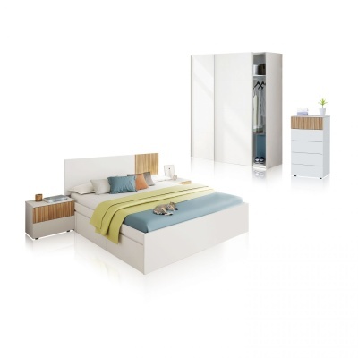 Conjunto de móveis de quarto branco com detalhes em madeira e roupa de cama colorida