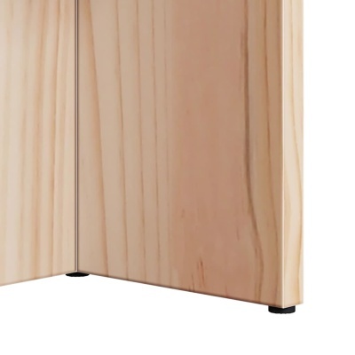 Parte inferior de móvel em madeira clara com pés pequenos pretos