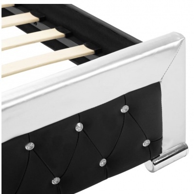 Cama metálica cromada e preta com ripas de madeira