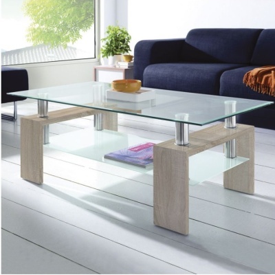 mesa de centro em vidro e madeira numa sala com sofá azul e janela