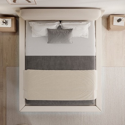 Cama estofada bege com roupa de cama cinza e creme, mesas de cabeceira de madeira e tapetes bege