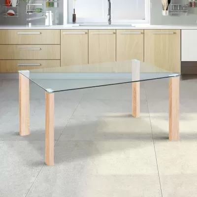 Mesa de centro com tampo de vidro e pernas de madeira em cozinha clara