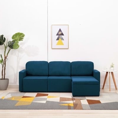 Sofá chaissé-longue azul escuro em sala moderna com tapete e decoração minimalista