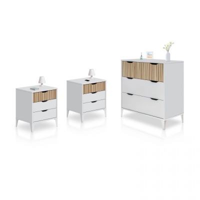Conjunto de móveis brancos com gavetas em madeira clara e fundo branco