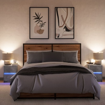 Cama de casal com cabeceira de madeira, mesas de cabeceira com candeeiros e quadros abstratos na parede