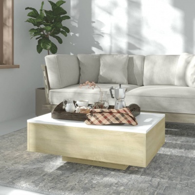 mesa de centro branca com corpo em madeira e bandeja com utensílios em sala com sofá e planta