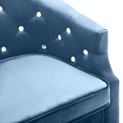 cadeira acolchoada azul com botões brilhantes