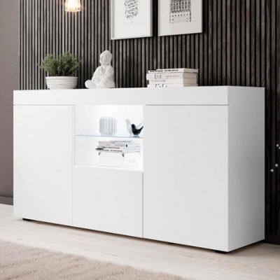 Aparador branco com decoração em ambiente moderno e parede com painéis escuros