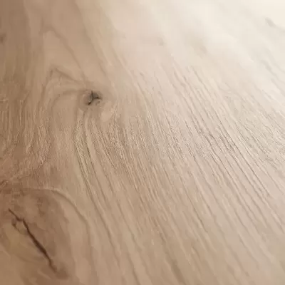 Madeira clara com textura e nós visíveis