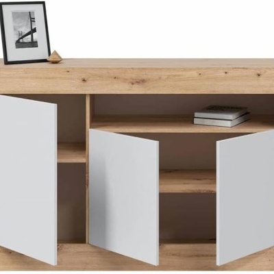 aparador madeira clara com portas brancas e objetos decorativos