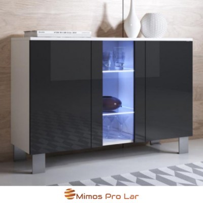 Aparador com portas em vidro preto e vidro transparente iluminado, com decoração e tapete geométrico